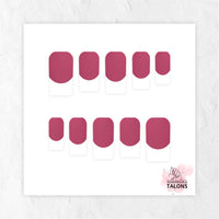 Bougie Berry berry pink French tip nails