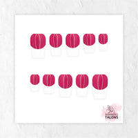 Bougie Berry berry pink French tip nails